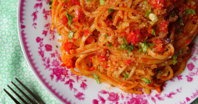 Spaghetti napoli – przepis na prosty sos pomidorowy