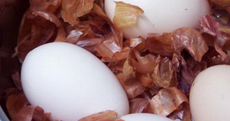 Naturalne sposoby farbowania jajek