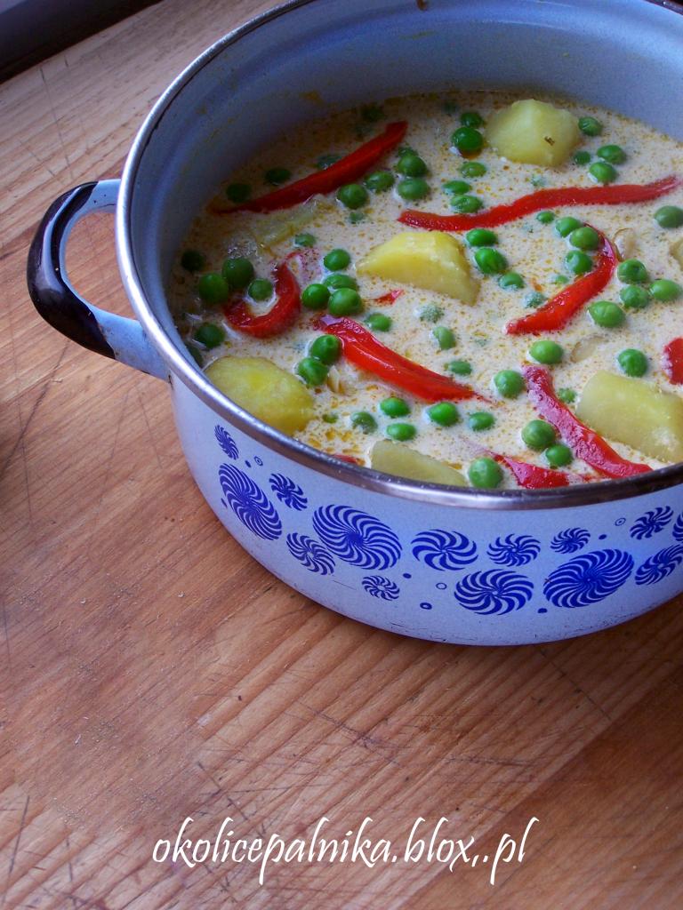 Curry z ziemniakami i groszkiem